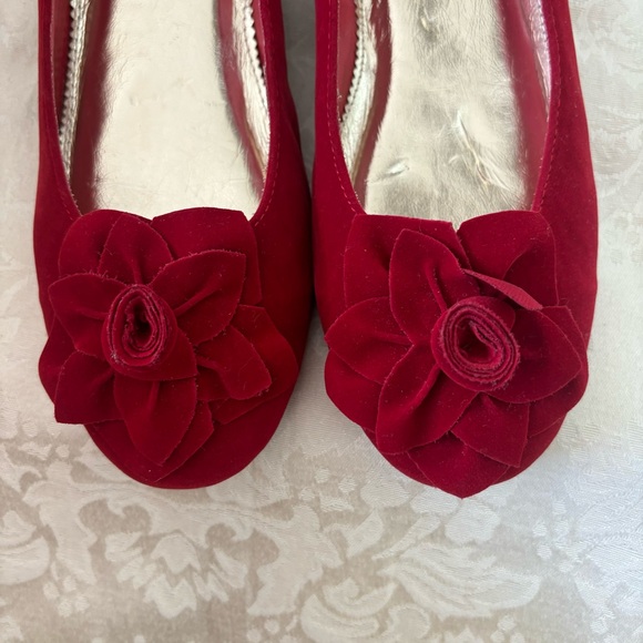 NWOT Lalla Red Velvet Rose Accent Flats, Size 7 - Picture 3 of 9
